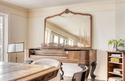 Historic & Secluded Estate on the Hudson River w/ Pool Sleeps 24 River House by Avantstay - Foto 132