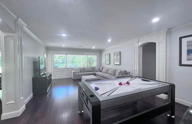 Incredible Estate 5 Bedrooms 3 Bathroom W/resort Style Rock Pool & Jacuzzi - Photo 24