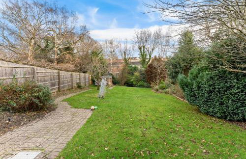 Elegant Retreat in Cheltenham - Garden & Parking Included - Foto 14