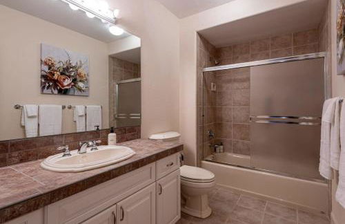 Luxurious 4BR Retreat - Pool Table & Chic Amenities - Photo 37