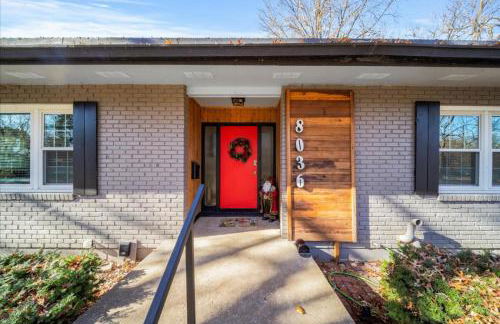 3BR Overland Park Home with Patio and Waterfall Pond - Foto 41