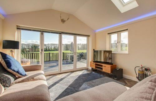 Hunters Cottage - Luxury, high end, hot hub, AC, slipper bath, couples retreat - Photo 1