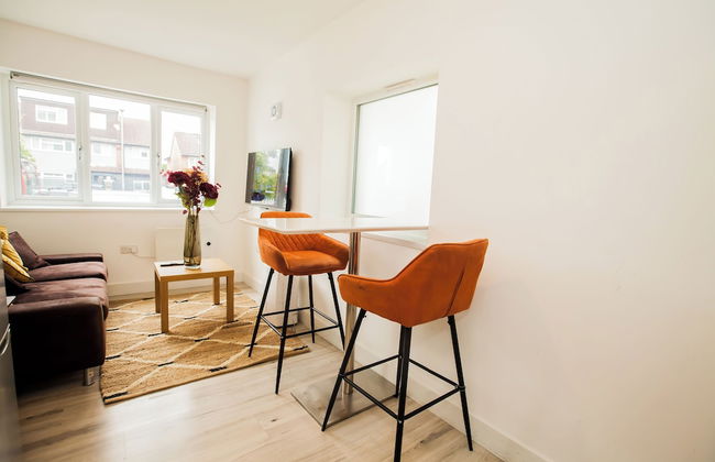 Coombe Hill 2 bedroom House & Parking - Photo 9