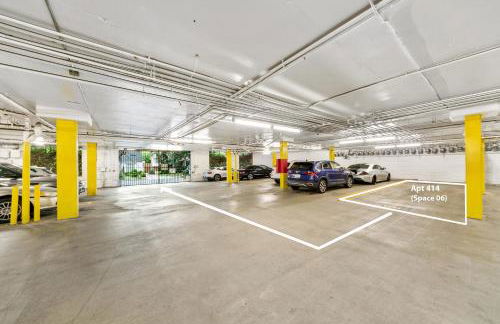 Beverly Hills 2 bed 2 bath Penthouse with Den and Parking 414 - Photo 27