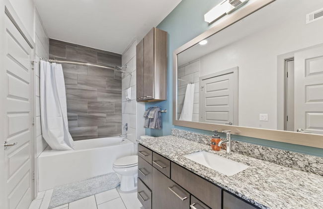 Grand 1BR King Suite Close to Downtown w Fast Wifi - Foto 5