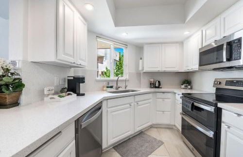 Mid-Century, Two-story with private Balconies & Pool view - Foto 10