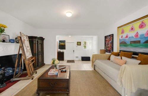 Artful 4BR Family Retreat - Foto 25