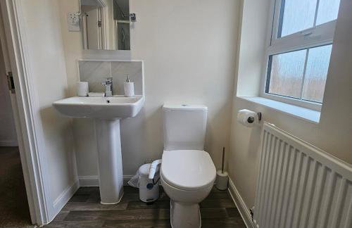 Modern Comfy 3 Bed Home - Free 2 space driveway - Free road parking - Free Netflix - Foto 71