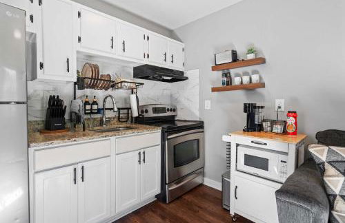 5 Min to Downtown - 7 to Duke - Washer and Dryer - Photo 3