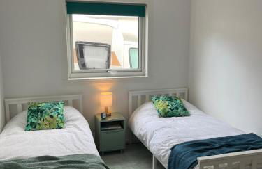 Stylish 3 Bedroom with Balcony and Amazing View - Photo 16