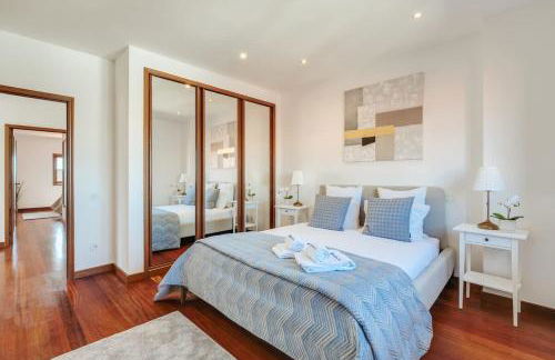 Beach Villa with Jacuzzi & Garage by HostWise - Foto 8