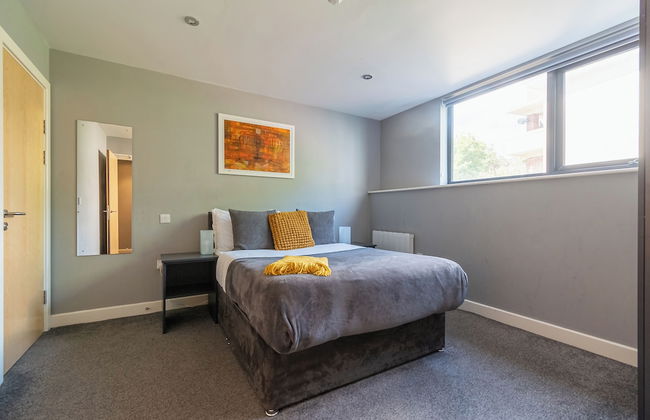 Two Bedroom Newcastle City Quayside Apartment - Photo 2