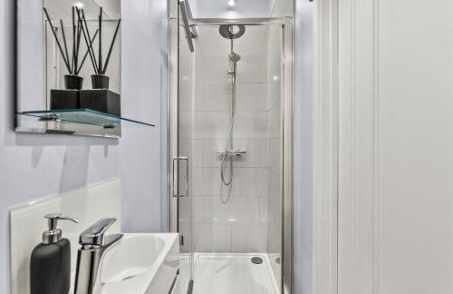 Elegant Retreat in Cheltenham - Garden & Parking Included - Foto 49