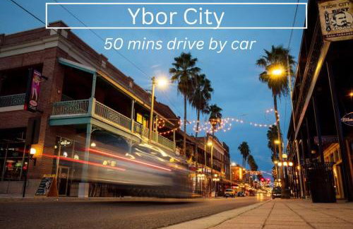 NEW Steps to Downtown - 7 Mins to Beach & Free Parking - Foto 41