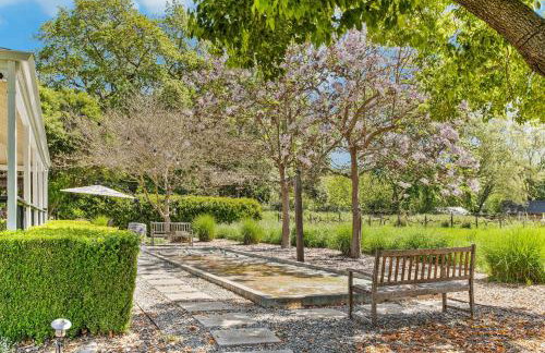 Charming 4BR Wine Country Getaway with Spa & Firepit - Foto 53