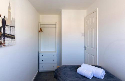 Bright 2BR House with Garden & Parking Sleeps 5 - Foto 15