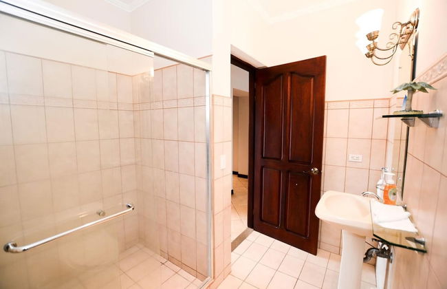 Fifth-Floor Condo with Breathtaking Ocean Views, Stylish Interior & Prime Location Near Flamingo Beach - Foto 21