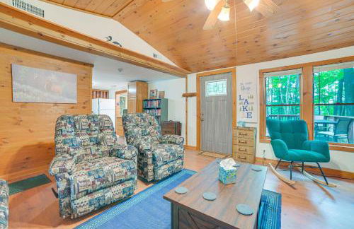 Rustic Michigan Lakeside Cabin with Private Dock! - Foto 5