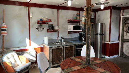 Experiment a Real Glamping Exterience at this Picturesque Boat in Bayfield, Wisconsin - Foto 4