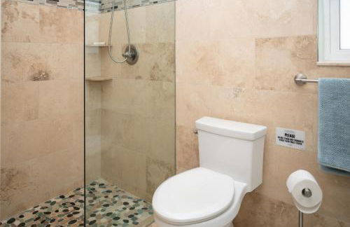 Charming Beach House w/Private Pool Paradise~WALK TO BEACH - Foto 14