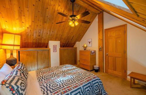 Cozy Cabin Perched on the Mountainside - Alpine Haus - Foto 12