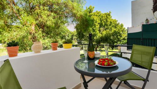 Golden Bay Apartment - Photo 2