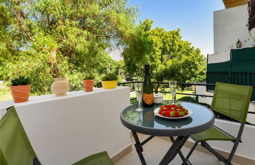 Golden Bay Apartment - Photo 2