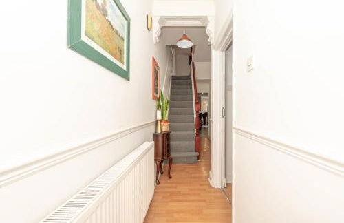 Xtra Large 4 Bedroom House with Heating Sleeps 14 Near Station and ExCeL - Foto 7