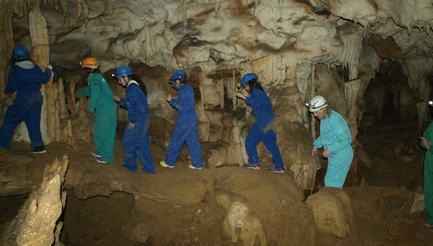 Explorando una cueva asturiana