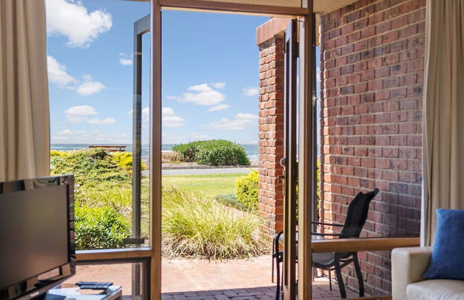 By The Sea Beachfront Apartment Wifi - Photo 14