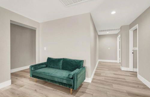 Luxe 5BR Home with Pool BBQNear Strip - Foto 26