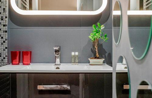 Luxury Family 2BR - Prime Location, Walk to Beach & Shopping, Sunny Balcony - By Totolulu Cannes Hoche - Foto 20