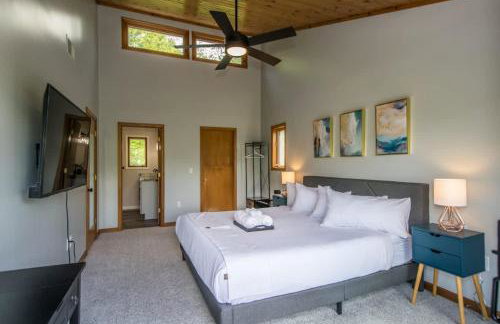 Mountain View 3BR with Sunroom, Close to Ski and Trails - Foto 26