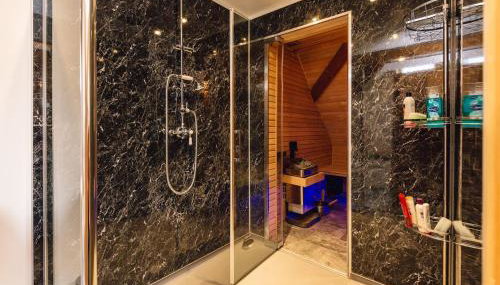 Mid-Wales Farmhouse, swimming pool, tranquil countryside views, sleeps 14 - Foto 3, Shower