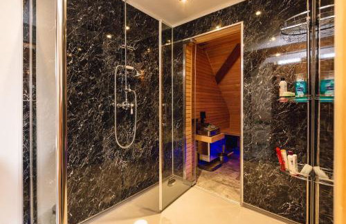 Mid-Wales Farmhouse, swimming pool, tranquil countryside views, sleeps 14 - Foto 3