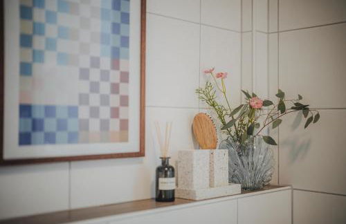 JOBOSTAYS - LINDEN Family Apartment Oldenburg - sehr geräumig 110m2 - Terrasse mit Gartenblick - voll ausgestattete Küche - 2 Bäder - Babybett - 10 Min zu Fuß zum Bahnhof - kostenloses WLAN - Parkplatz - kontaktfreier Check-In - Photo 58