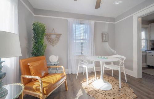 Serene Beachy Bungalow with Large Screened Porch! - Foto 6