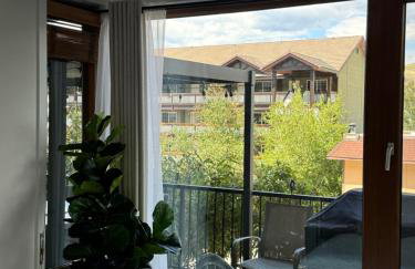 Lakeside luxury with hot tub and pool - Foto 9