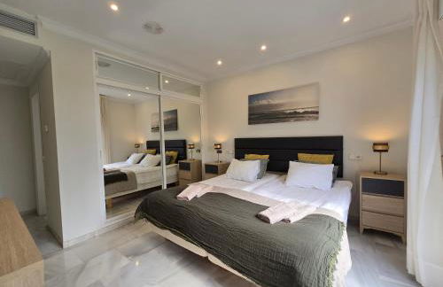 Large Family Villa 500m From Beach with Stunning Views - Photo 21