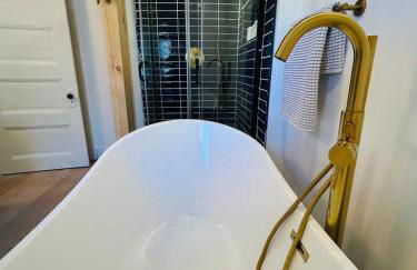 Cozy Cottage with Jacuzzi, Sauna, Fire Pit and Reading Nook! - Foto 25