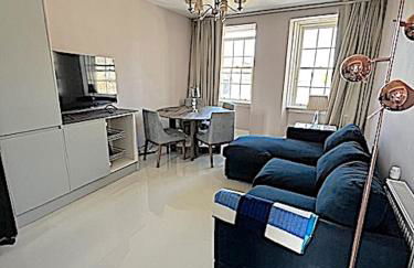 New Royal Mile Residence Spacious Quiet Comfortable Flat with Balcony & Great Views Top Floor No Lift - Photo 2