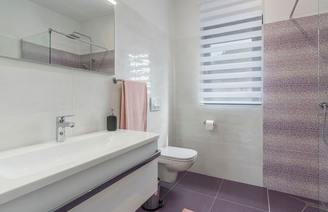 Villa in Novigrad With Private Pool and Beach - Photo 15