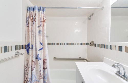 Stunning Beachfront Condo with Panoramic Ocean View - Foto 17