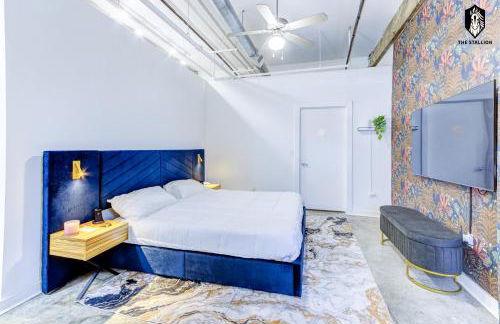 The Stallion #106 - Walk to Museums, Luxe Loft with free gated parking - Foto 17