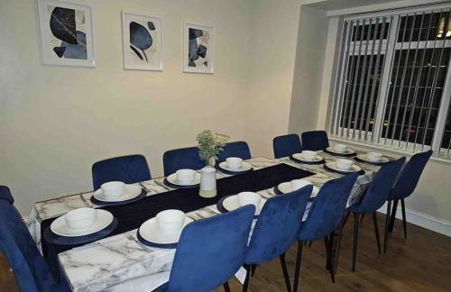 Spacious 15 Guest Home With 9 Beds in Shirley - Photo 28