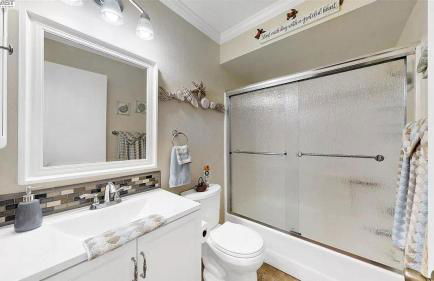 Waterfront Sleeps 6 near Marina with Hot Tub - Foto 37