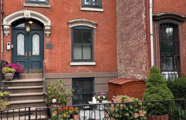 Historic 1869 Brownstone 15 min to NYC downtown - Foto 1