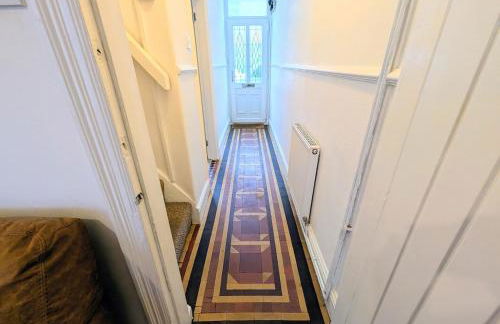 The Heritage Hideaway - King bed, Free parking, Walk to c-centre & Hospital - Foto 32