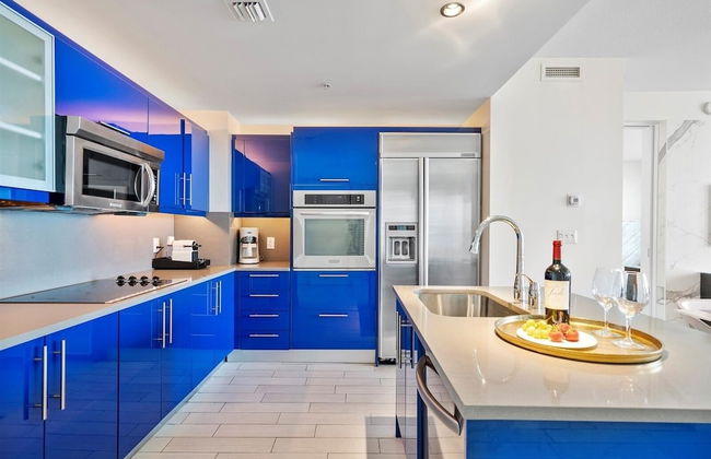 W Residences 2 Bedroom Suite 2 Condo by RedAwning - Photo 7