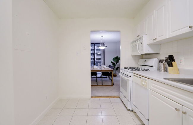 Modern Apt Near Airport & Metro - Photo 27